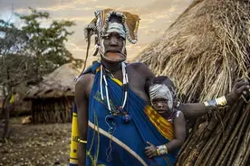 移除牙齿，拉伸嘴唇装盘子，盘子越大彩礼越高的摩尔西族图片