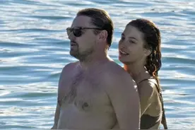 48岁小李子挺着大肚腩，和女友在海边真甜蜜，结果她25岁就分手图片