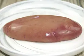 清洗猪腰时，只用清水洗就错了！教你一个绝招，猪腰臊腥味全跑光图片
