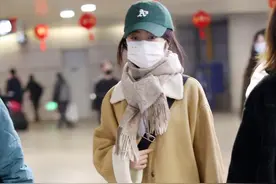 谭松韵不愧是冻龄少女，穿姜黄外套配牛仔裤，像18岁的小姑娘一样图片