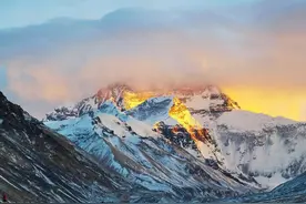 珠峰登山队救助被弃垂危女士，对方竟不愿支付1万美元救助费图片