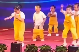 小萌娃大心态！表演时裤子跳落仍坚持演出 引来百万网友点赞图片