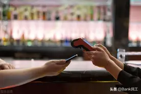 明年三月起，“个人码”收款受限，银行的春天要来了？图片