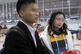 故事：陪凤凰男回老家，8千工资不够发，准婆婆：还差两个红包图片