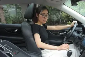 今天给大家带来一个奇骏扶手箱，安装简单，支持无线充电，炫酷氛围灯#奇骏 #日产奇骏 #奇骏荣耀