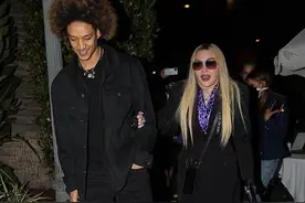 63岁麦当娜挽27岁男友夜行，双下巴清晰显老态，“奶孙感”变强烈图片