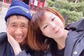 97年河南老汉收养女弃婴，24年后女儿身价上亿，带老汉周游全国图片