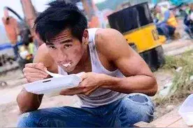 明星在片场休息时都干啥？有打牌的泡脚的，还有抱着老婆睡觉的图片