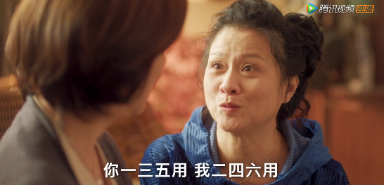“玉兔精”演大妈，跟年轻小伙抢篮球场，广场舞比赛穿奥特曼战服