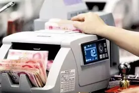 男子去银行取走5万元，工作人员误操成存入5万，男子拒绝返还图片