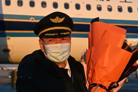 南航北方分公司：功勋飞行员、飞行时间最长的机长告别蓝天“宁叔，再见！”图片