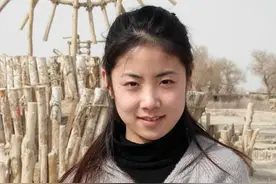 她被赵本山一眼相中，不想陪酒被封杀，退圈后过得怎么样了图片