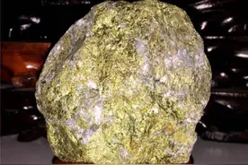 发财了！男子河里捡到一石头上面竟布满黄金，专家鉴定后却泄了气图片