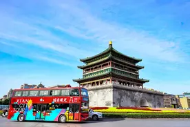 串联12个地标性旅游景点 西安城市观光车启动运行图片