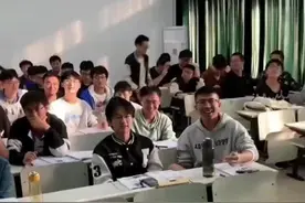 一大学老师机智推出“反向签到”，到了的别签到，签了的就是没到，网友：老师也会玩“套路”图片