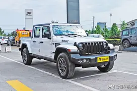 新车 | 售价50.99万元，Jeep角斗士到店实拍，能越野能装货图片