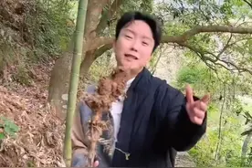 李玉刚不戴口罩现身浙江农村，手拿泥土棍唱歌，半褪衣衫放飞自我图片