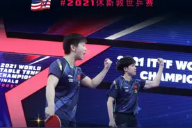 甜蜜！王楚钦孙颖莎2次幸福拥抱，一起捧杯，颁奖奏国歌太燃了图片