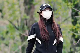 赵露思春日穿all black运动服套装挥拍羽毛球，青春活力十足图片