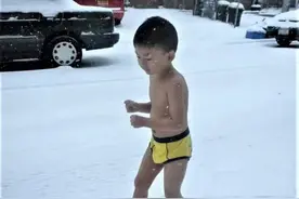 10年前，4岁小男孩被父亲逼迫在零下13度裸跑，现在他有何成就图片