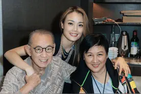 英皇一姐容祖儿参加公司团建，被杨受成拉手显亲密，老板娘罕露面图片