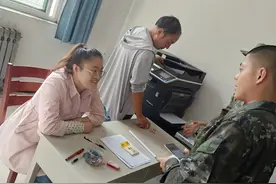 太原市万柏林区：区退役军人事务局为入伍军人办理家庭优待金银行卡图片