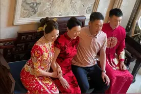 李京龙举办婚礼！妻子高颜值，双方父母留影合照，李春江喜笑颜开图片