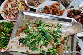 胶东方言讨论：用筷子夹菜这个动作，在你们县怎么说？图片