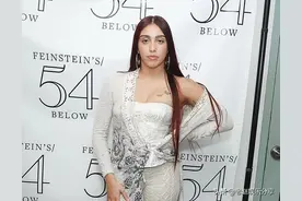 麦当娜的女儿卢尔德·莱昂身穿白色蕾丝紧身衣，参加伯爵夫人歌舞图片