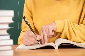 做了三年在编教师了，月工资刚刚2000块，还有必要继续干下去吗？图片