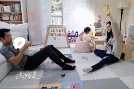 苗苗首晒一家四口同框照，曝光二胎儿子正脸，弟弟皮肤超白萌态足图片