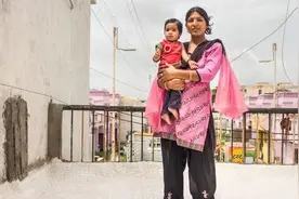 热！印度贫民窟的女性用了一个简单的办法降温图片