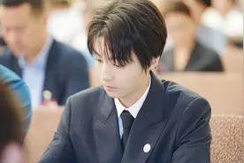 王俊凯疑离开时代峰峻签约自己公司，粉丝庆祝，TFBOYS再被猜解散图片