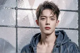 他是一位年轻的服装设计师，拥有完美的轮廓和健壮的腹肌图片