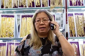 广东大妈：靠卖金链子称霸美国嘻哈圈，就连美国帮派都不敢惹！图片