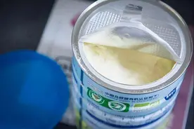 “结了块”的奶粉，还能继续给宝宝喝吗？不少妈妈都做错了图片