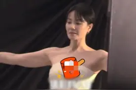 52岁王菲与王家卫18年后再合作！穿紧身裙身材丰腴，片场满脸痛苦图片