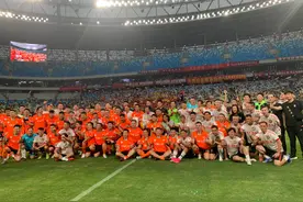 香港明星队3-3战平成都蓉耀队，休息时间万人合唱《铁血丹心》，黄日华在场边弯弓射雕图片