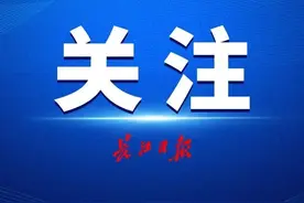 惊险！一男子放风筝被风筝带上了天图片