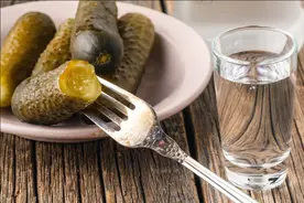 俄罗斯的5种“硬核”下酒菜，确实有点猛，难怪酒量越练越大图片