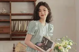 建议女人：今夏穿“半裙”时，搭这3件上衣来穿，洋气显瘦显气质图片