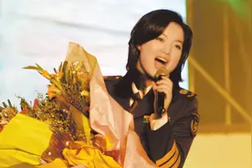 48岁歌手白雪：人到中年二度翻红，离异后收获完美的“姐弟恋”图片