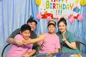 胡可晒全家福为大儿子庆生，12岁安吉长高不少，和弟弟玩闹好欢乐图片