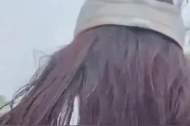 河南一女子染完头发遇大雨，上衣变成“血色”：还以为是凶案现场图片