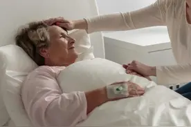 妈妈生病不能自理了，身为儿子可以帮妈妈洗澡吗？图片