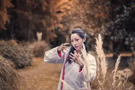 在错的时间里，遇到对的人图片