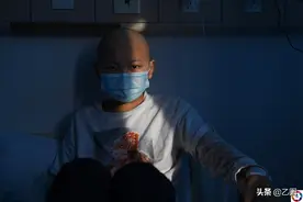 奶奶不识字，父亲要打工挣钱，13岁花季女孩患病后自己寻医求生图片