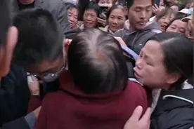 “亲爱的小孩”回湖北老家，奶奶抱其痛哭图片