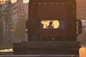 视频爆火！小女孩在货车驾驶室内翩翩起舞图片