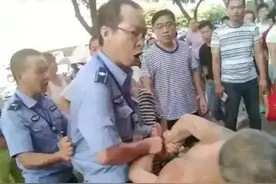 城管落水无人施救，评论区一片幸灾乐祸惨不忍睹！究竟谁该反思？图片